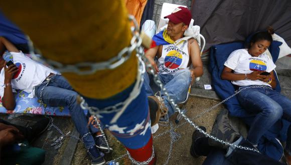 PROTESTAS. Jóvenes se encadenaron para rechazar el régimen. (Reuters)