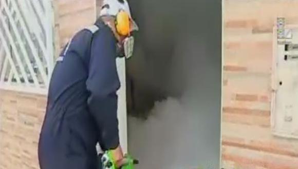 Fumigación de una vivienda dura cinco minutos. (Captura Latina)