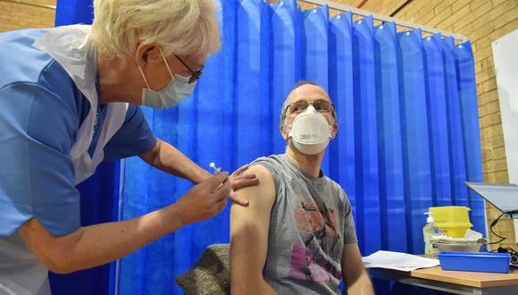 David Farrell, de 51 años, de Llandow, recibe la primera de dos inyecciones de vacuna Pfizer / BioNTech Covid-19 en un centro de vacunación en Cardiff, Reino Unido, el 08 de diciembre de 2020. (EFE/ Ben Birchall).