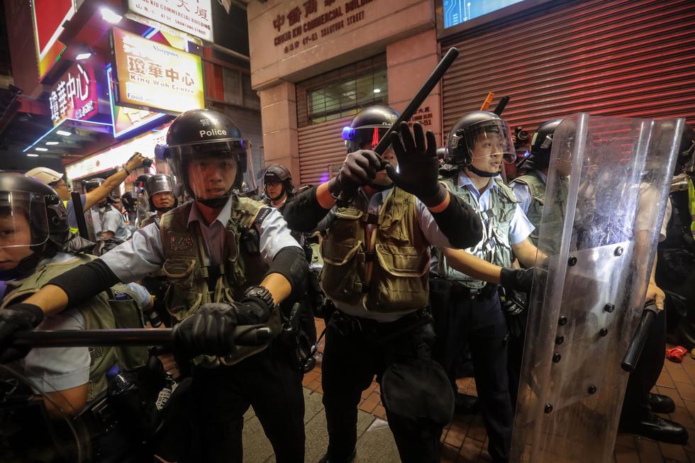 Los enfrentamientos se produjeron después de una carga policial contra pequeños grupos de manifestantes con el rostro cubierto que se negaban a dispersarse. (Fotos: AFP)