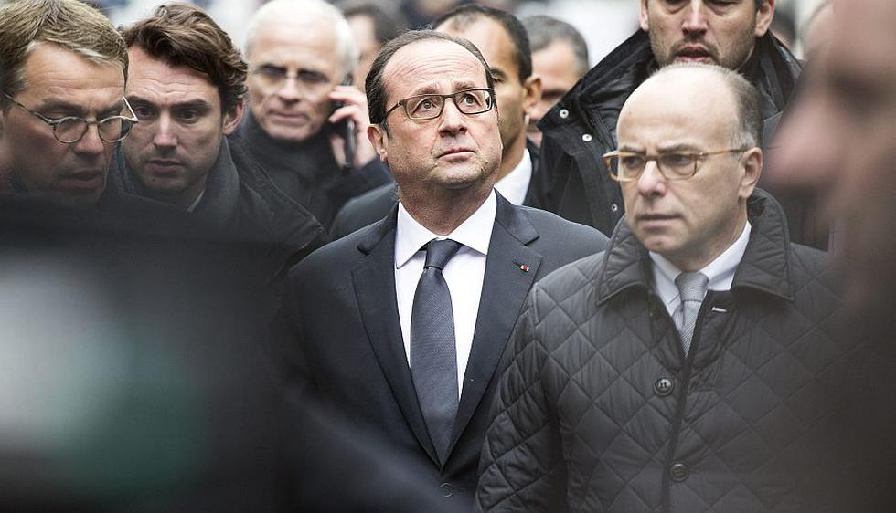 François Hollande llegó a la sede atacada de Charlie Hebdo. (EFE)