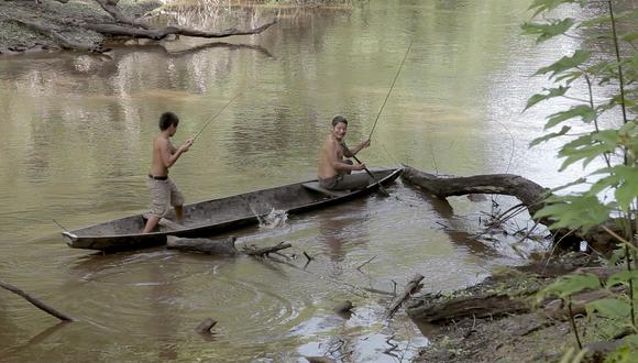 Uno de los viajes que tiene el pescador de 'Río Verde. El tiempo de los yakurunas' en su jornada cotidiana incluye su encuentro con un joven cazador (Difusión).