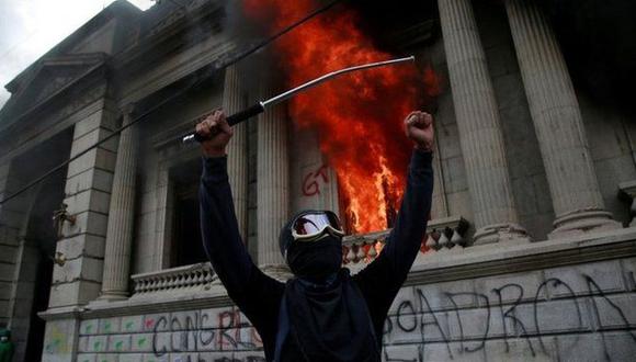 El sábado, numerosos manifestantes irrumpieron en el Congreso de Guatemala y le prendieron fuego. (AFP).
