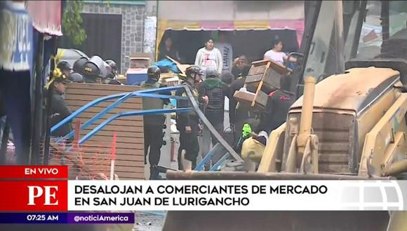 Comerciantes retiran sus pertenencias tras acatarse desalojo. (Captura: América Noticias)