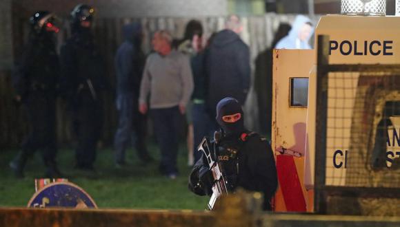 Policía armada se encuentra en la escena de disturbios en Creggan, Londonderry, en Irlanda del Norte. (Foto: AP)