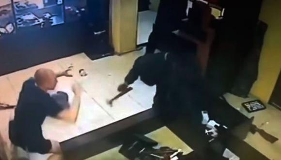 El delincuente golpeó con su arma los escaparates con joyas para sustraerlas y luego atacó sin contemplaciones a los empleados del lugar. (Captura: YouTube)