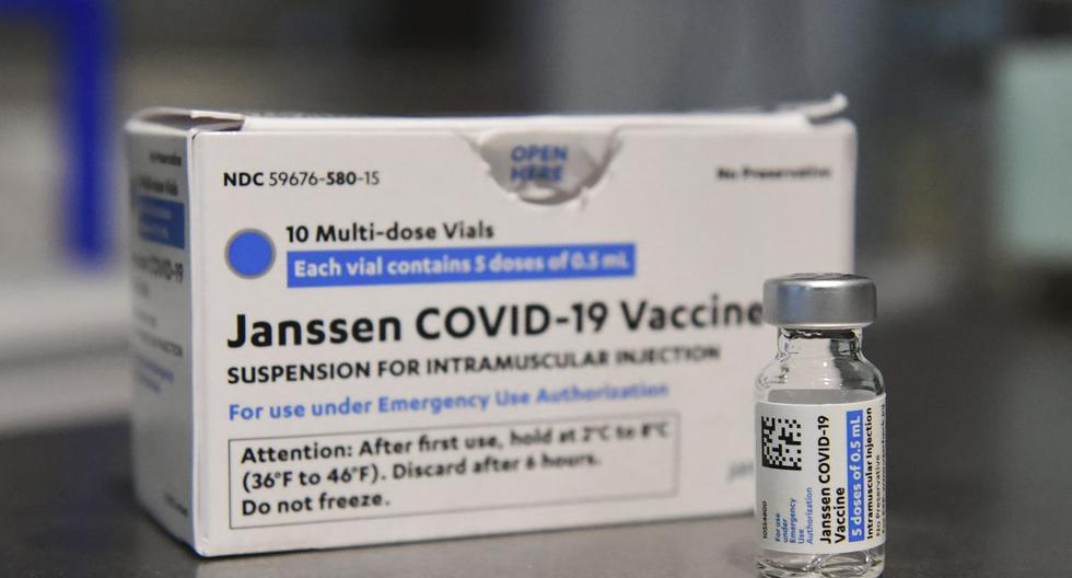 En esta foto de archivo tomada el 7 de mayo de 2021, las vacunas Janssen Covid-19 de Johnson & Johnson se ven sobre una mesa en Los Ángeles, California. (Foto de Frederic J. BROWN / AFP).