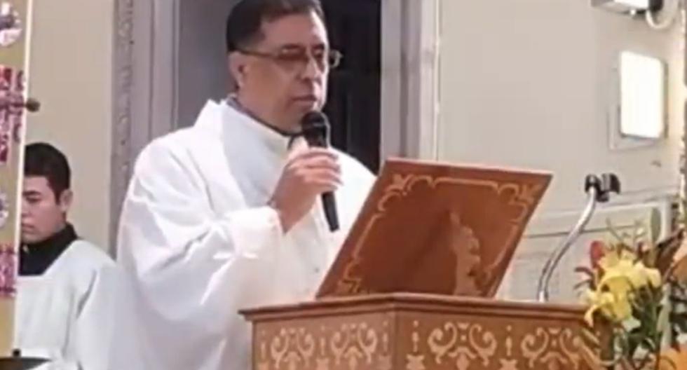 El sacerdote Miguel Domínguez recibió una llamada del papa Francisco en plena misa en Jalisco, México. (Captura de video).