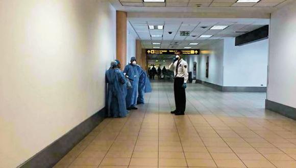 EXPUESTOS. Nadie controló llegada de pasajera en el aeropuerto. (Foto: Mariana Ruiz)