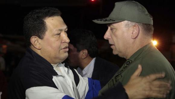Aquí recibe el saludo de su ministro de Defensa, Diego Molero. (Reuters)