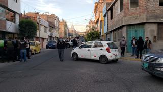 Arequipa: Dos encapuchados provistos de armas asaltan a taxista y pasajera
