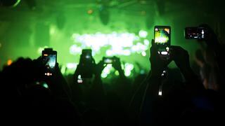 ¡Decomisado! Esta herramienta prohíbe usar celulares durante conciertos [FOTOS Y VIDEO]