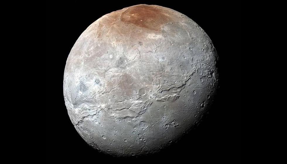 Caronte, el satélite más grande de Plutón, no es el monótono páramo cubierto de cráteres que esperaban algunos astrónomos, sino que está surcado —entre otros— por un sistema de cañones de 9 kilómetros de profundidad y una cadena de 600 kilómetros de valle