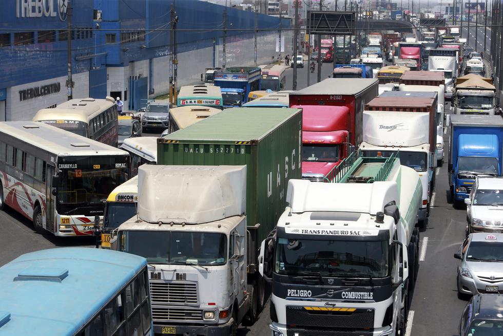 Generan mayor caos. Camiones de carga se apoderan de las vías de la capital en las horas punta.