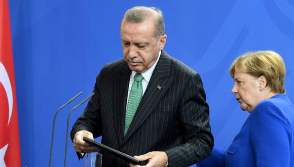 El presidente de Turquía, Recep Tayyip Erdogan, y la canciller alemana, Angela Merkel, ofrecen una rueda de prensa conjunta, en Berlín, Alemania. (Fuente: EFE)