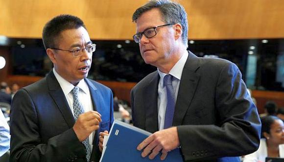 Dennis Shea (derecha), embajador de Estados Unidos, junto a su par chino, Xiangchen Zhang. (Foto: Reuters)