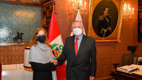 El canciller Maúrtua se reunió con la embajadora de Estados Unidos, Lisa Kenna. (Foto: Cancillería)