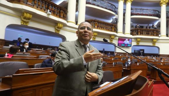 El ministro del Interior, Dimitri Senmache, respondió ante el Pleno por la fuga del extitular de Transportes y Comunicaciones Juan Silva. (Foto: Congreso)