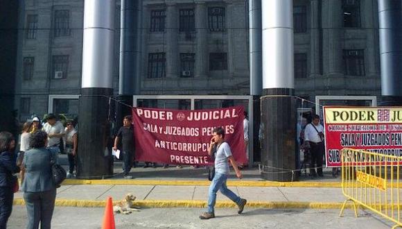 Trabajadores en huelga impidieron inicio de juicio oral por caso ‘petroaudios’. (@gerardoreinaP)
