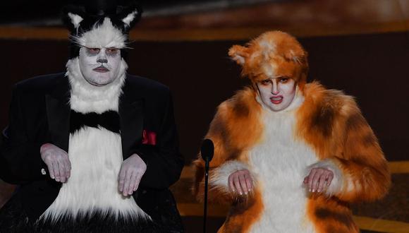 James Corden y Rebel Wilson presentaron premio a Mejores efectos visuales disfrazados de gatos. (Foto: AFP)