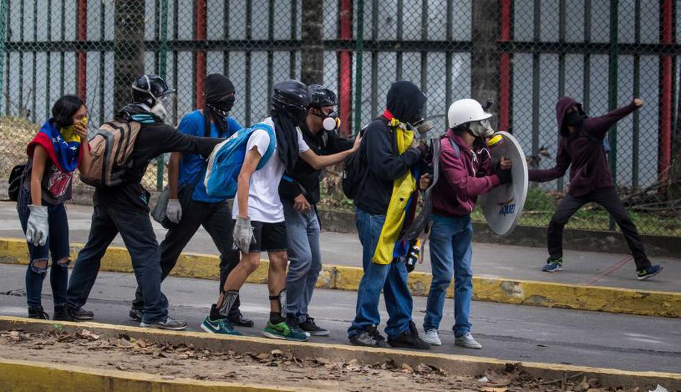 La Policía Nacional Bolivariana (PNB) impidió con gases lacrimógenos una marcha de los estudiantes universitarios. (Foto: EFE)