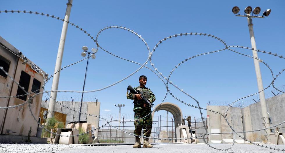 Un soldado del Ejército Nacional Afgano monta guardia en la puerta de la base aérea estadounidense de Bagram, el día que la última de las tropas estadounidenses la abandonó, provincia de Parwan, Afganistán, 2 de julio de 2021. (REUTERS/Mohammad Ismail).