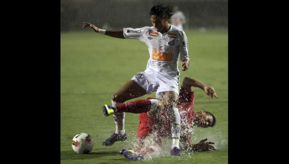 Jugaron bajo la lluvia. (Reuters)