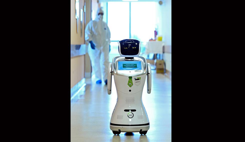Los robots también permiten limitar la cantidad de máscaras protectoras y batas que el personal médico debe usar. (Foto: Reuters/Flavio Lo Scalzo)
