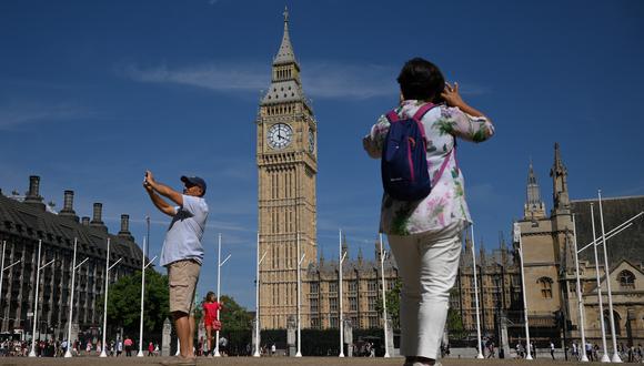 Los turistas peruanos que viajarán al Reino Unido no requerirán expedir una visa de visitante desde el próximo 9 de noviembre. (Foto:  Daniel LEAL / AFP)