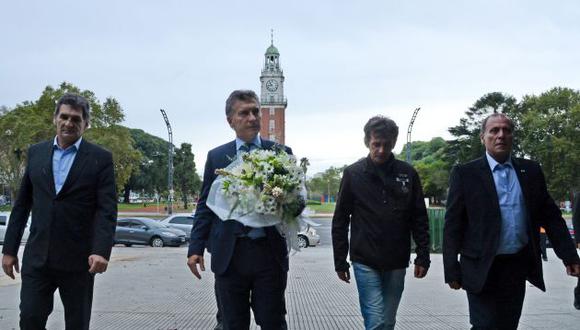 El presidente Mauricio Macri presentó un arreglo florar en homenaje a los caídos en la Guerra de las Malvinas (AFP).