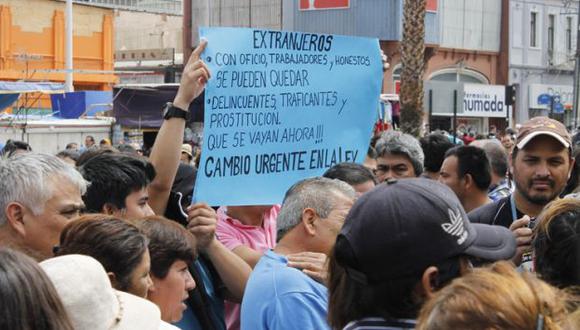 Un grupo de chilenos en Antofagasta protestaron hoy contra los extranjeros. (soychile.cl)
