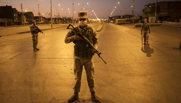 Las Fuerzas Armadas y la Policía resguardarán las calles durante las horas del toque. (Foto: Rodrigo Abd / AP)