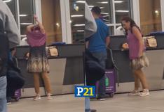 Mujer se pone capas de ropa encima para evitar pagar extra por su equipaje [VIDEO]