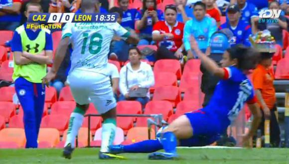 Así fue la dura falta contra Aquino en el Cruz Azul vs. León por Liga MX. (Captura: YouTube)