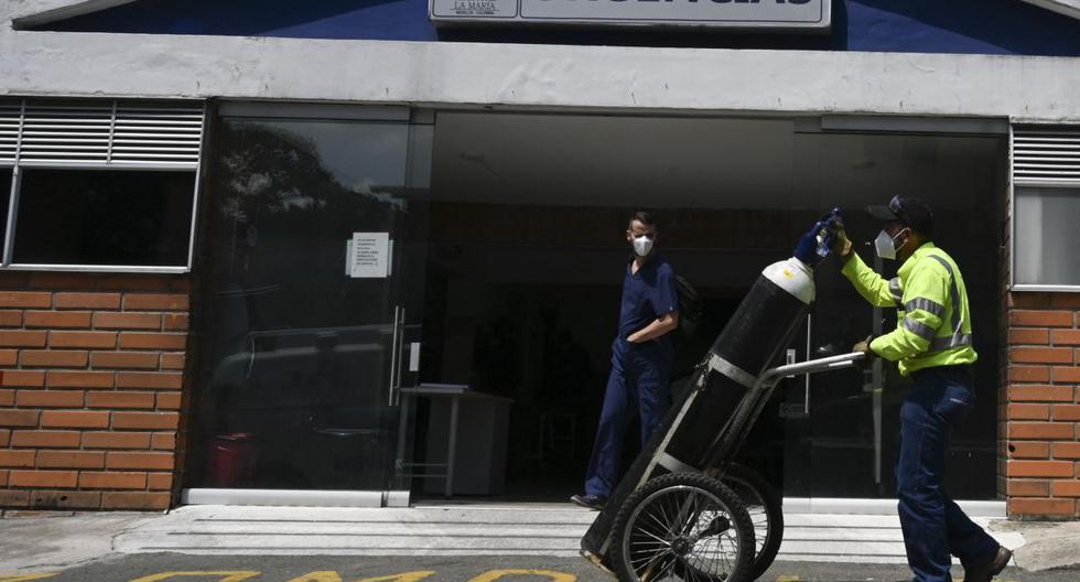 Un trabajador empuja un tanque de oxígeno en un hospital, en medio de la pandemia de coronavirus, en Medellín el 22 de abril de 2021. (JOAQUIN SARMIENTO / AFP).