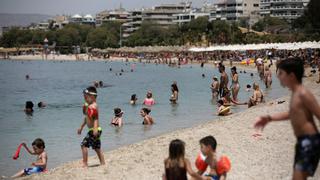 Coronavirus: Griegos invaden las playas en el primer día de reapertura [FOTOS]