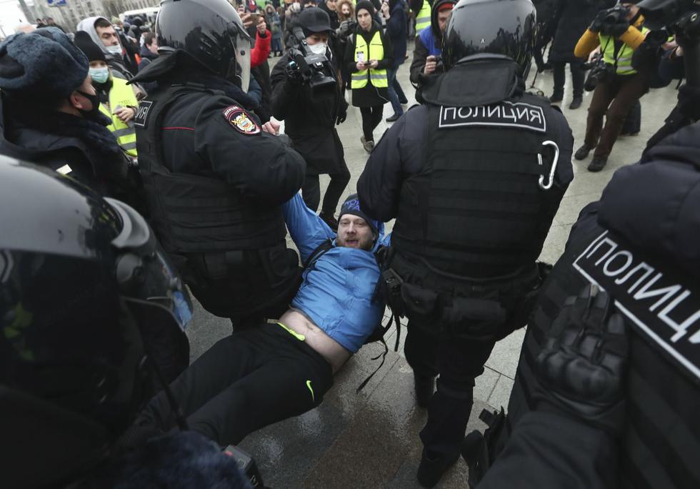 Varios miles de personas salieron a las calles de Moscú este sábado para mostrar su apoyo al opositor encarcelado Alexéi Navalny, en una jornada de protestas que se extendió por todo el país, pese a la prohibición de manifestarse lanzada por las autoridades, que llevaron a cabo más de 300 arrestos. (Texto: AFP / Foto: AP).