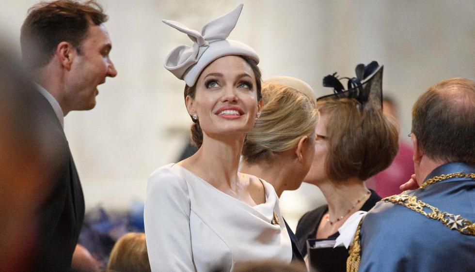 Angelina Jolie reaparece en Londres y sorprende con su look de duquesa. (AFP)