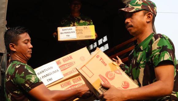 Los miembros de la Fuerza Aérea de Indonesia descargan bienes donados, que serán transportados a las áreas afectadas en Sulawesi Central. (Foto: EFE)