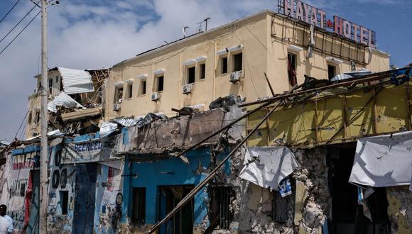 Los edificios destruidos se ven después de un asedio mortal de 30 horas por parte de los yihadistas de Al-Shabaab en el Hotel Hayat en Mogadiscio el 21 de agosto de 2022. (Foto de Hassan Ali ELMI / AFP)