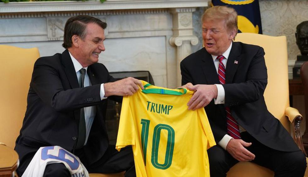 Trump y Bolsonaro intercambian camisetas de fútbol con sus nombres. (Foto: EFE)