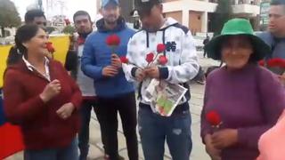 Venezolanos regalan rosas a mujeres de Huancayo [VIDEO]