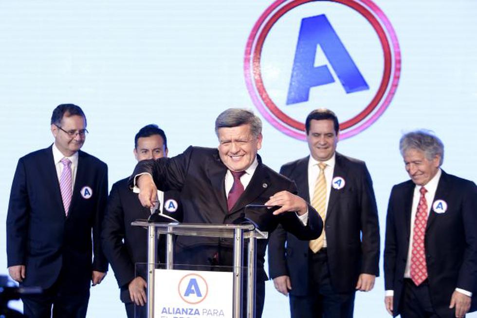 César Acuña fue excluido de la campaña electoral presidencial del 2016 por entregar dádivas (Perú21).