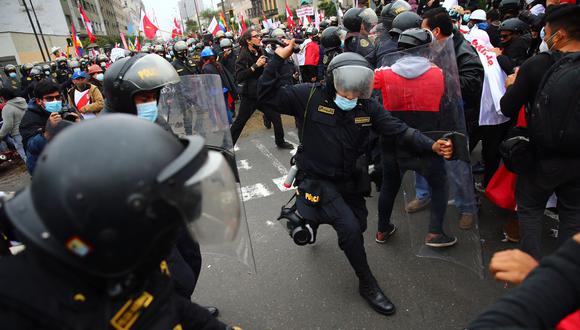 Momentos tensos. PNP recurrió a medidas duras para evitar agresiones entre los manifestantes. (GEC)