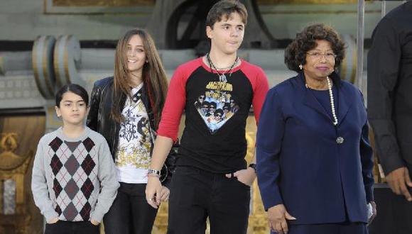 Katherine Jackson junto a los hijos de Michael. (Reuters)