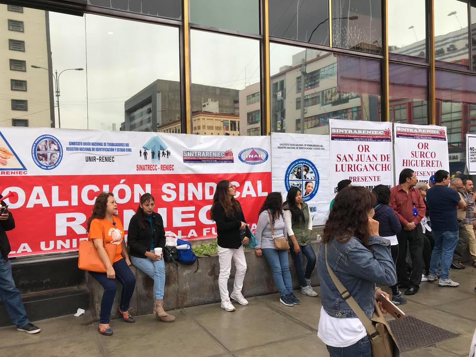 Trabajadores en Reniec inician huelga indefinida por recorte de sueldos