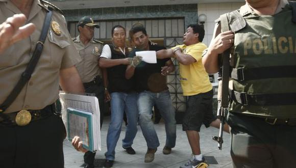 INDIGNADOS. Familiares de la víctima de agresión intentaron golpear a los agentes detenidos. (César Fajardo)