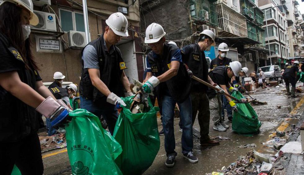 Los operarios comenzaron el lunes una gran limpieza en Hong Kong para retirar árboles y restos de todo tipo, un día después del paso del tifón Mangkhut que dejó decenas de muertos en Filipinas. (Foto: AFP)