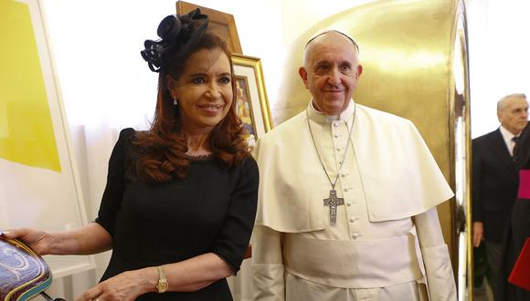 El papa Francisco posa con la entonces presidenta de Argentina, Cristina Fernández de Kirchner, durante una audiencia privada en el Vaticano el 20 de septiembre de 2014. (Foto: TONY GENTILE / POOL / AFP)