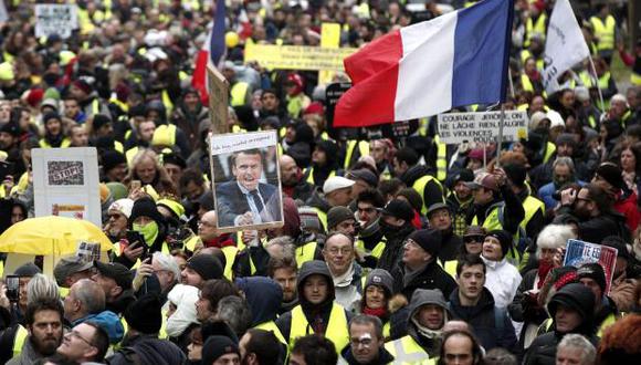 Manifestantes del movimiento 'Gilets Jaunes' (chalecos amarillos) durante manifestación del 'Acto XII' (la 12ª protesta nacional consecutiva en sábado) en París. (Foto: EFE)